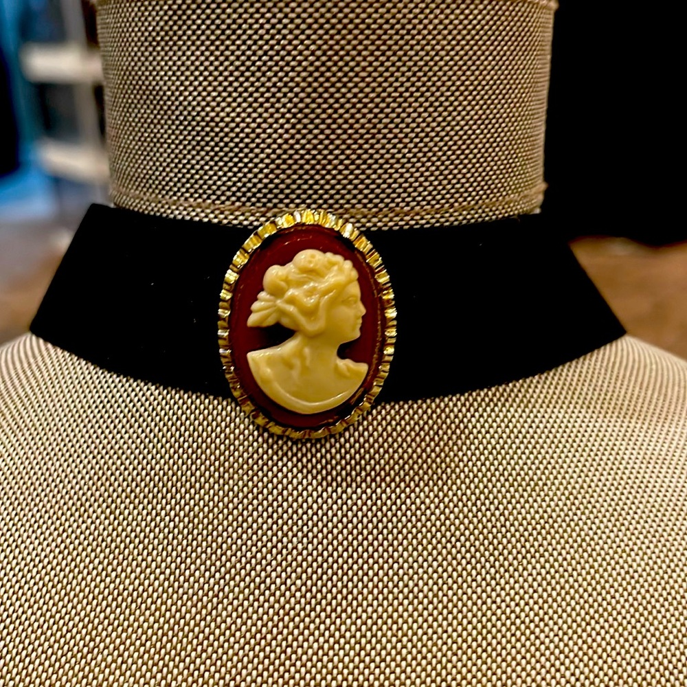 🩷🩷🩷Classy black velvet Cameo choker. Ivory on coral back. 10 inches in length